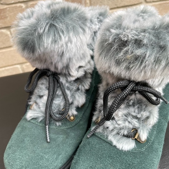 Bearpaw fuzzy boots - Picture 5 of 7